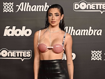 Lola Lolita posa en el photocall de los 'Premios Ídolo 2024' en el Teatro Príncipe Pío. (Europa Press)