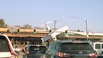 Accidente aéreo en San José: una avioneta con tres pasajeros se estrelló en una calle concurrida y todos sobrevivieron