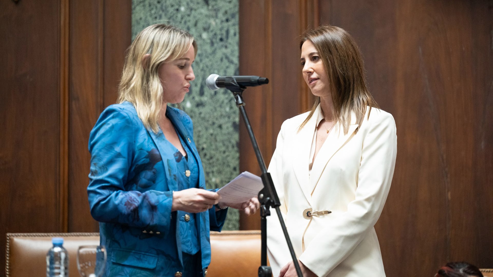 La presidenta de la Legislatura porteña, Clara Muzzio, toma una de las juras (Fotografía Institucional: LegisCABA/Daniela Martínez).