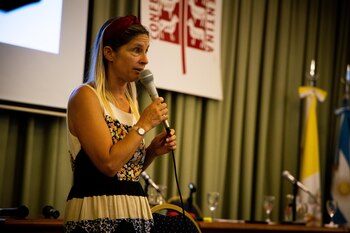 Constanza Cilley, presentando los resultados del estudio de imagen realizado por Voices