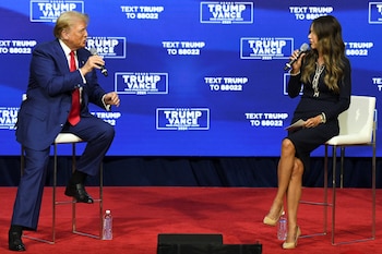 Donald Trump conversa con Kristi