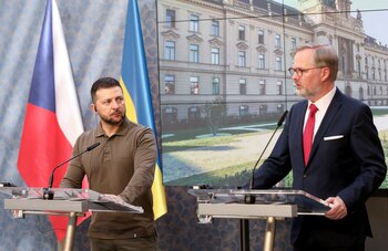 El presidente de Ucrania, Volodimir Zelensky, y el primer ministro checo, Petr Fiala, hacen declaraciones a la prensa tras su reunión en Praga, República Checa, el 7 de julio de 2023. REUTERS/Stringer