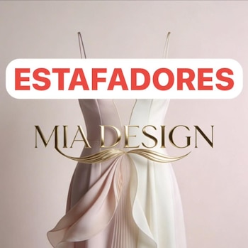 Vestido elegante de tonos rosa y crema con pliegues, parte superior y cintura visibles. Texto rojo "ESTAFADORES" y dorado "MIA DESIGN" superpuestos