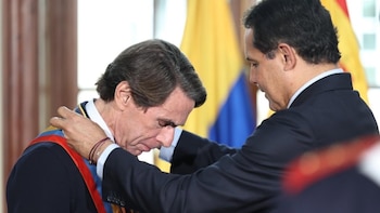 Aznar recibe una condecoración de parte del Congreso de Colombia por sus aportaciones a la democracia