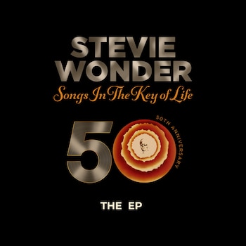 Texto con el nombre Stevie Wonder, el título Songs In The Key of Life y el número 50 sobre fondo negro