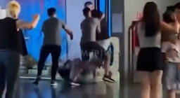 Se cruzó con su ex novia y su actual pareja: terminaron a los golpes en el museo de Mar del Plata