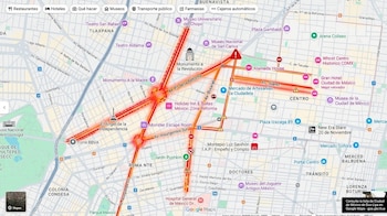 Captura de pantalla de un mapa de la Ciudad de México con calles marcadas en rojo, iconos de advertencia y nombres de avenidas