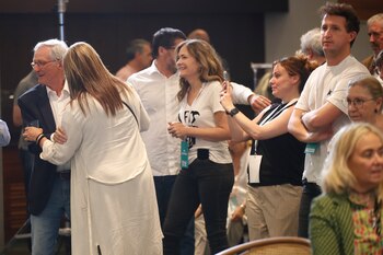 GRAF9416. BARCELONA (ESPAÑA), 28/05/2023.-El exalcalde Xavier Trias (i), que lidera la candidatura de Junts en Barcelona, se impone en las municipales en la capital catalana, con 11 concejales, uno más que el PSC de Jaume Collboni, que se queda con diez, con el 86 % de los votos escrutados. EFE/ Toni Albir