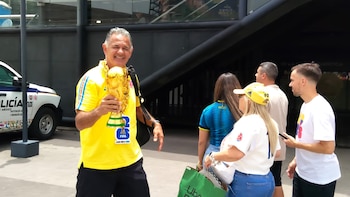 Hinchas colombianos se reúnen en la Glorieta de los Insurgentes antes del duelo ante Uzbekistán, en el Mundial 2026 - crédito Néstor Hernández/Infobae