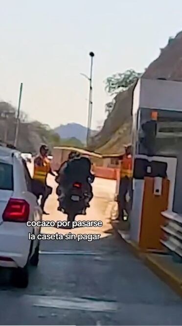 El video viral desató una ola de comentarios sobre la evasión de peajes, la violencia de los trabajadores y el hartazgo de los conductores que sí pagan. (TikTok @un_viajero_mass)