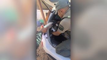 Efectivos de Gendarmería sacando uno