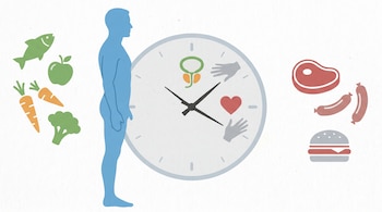 Silueta de un hombre genérico junto a un gran reloj que muestra un icono de próstata y manos de chequeo; rodeado de alimentos saludables y procesados.