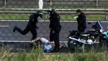 Video: un grupo de policías