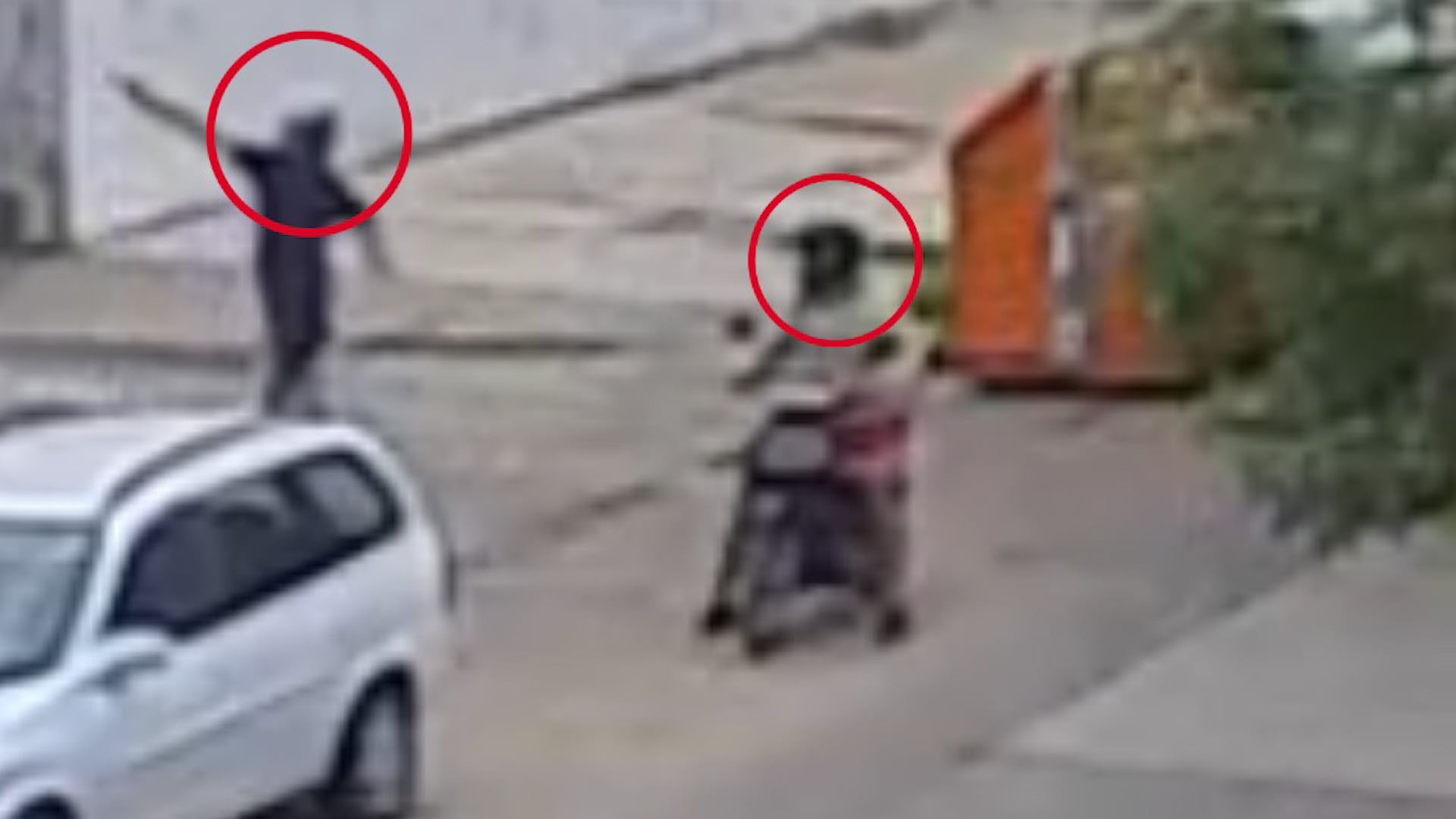 Una cámara de seguridad captó a los dos gatilleros que este lunes atacaron a tiros a un docente en la ciudad de Rosario.