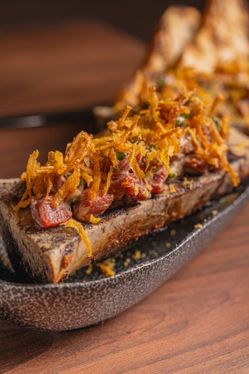 La propuesta de Ágata no reduce la experiencia al corte. Guarniciones, salsas y postres funcionan como capas adicionales que enriquecen cada preparación sin desplazar el protagonismo de la carne.