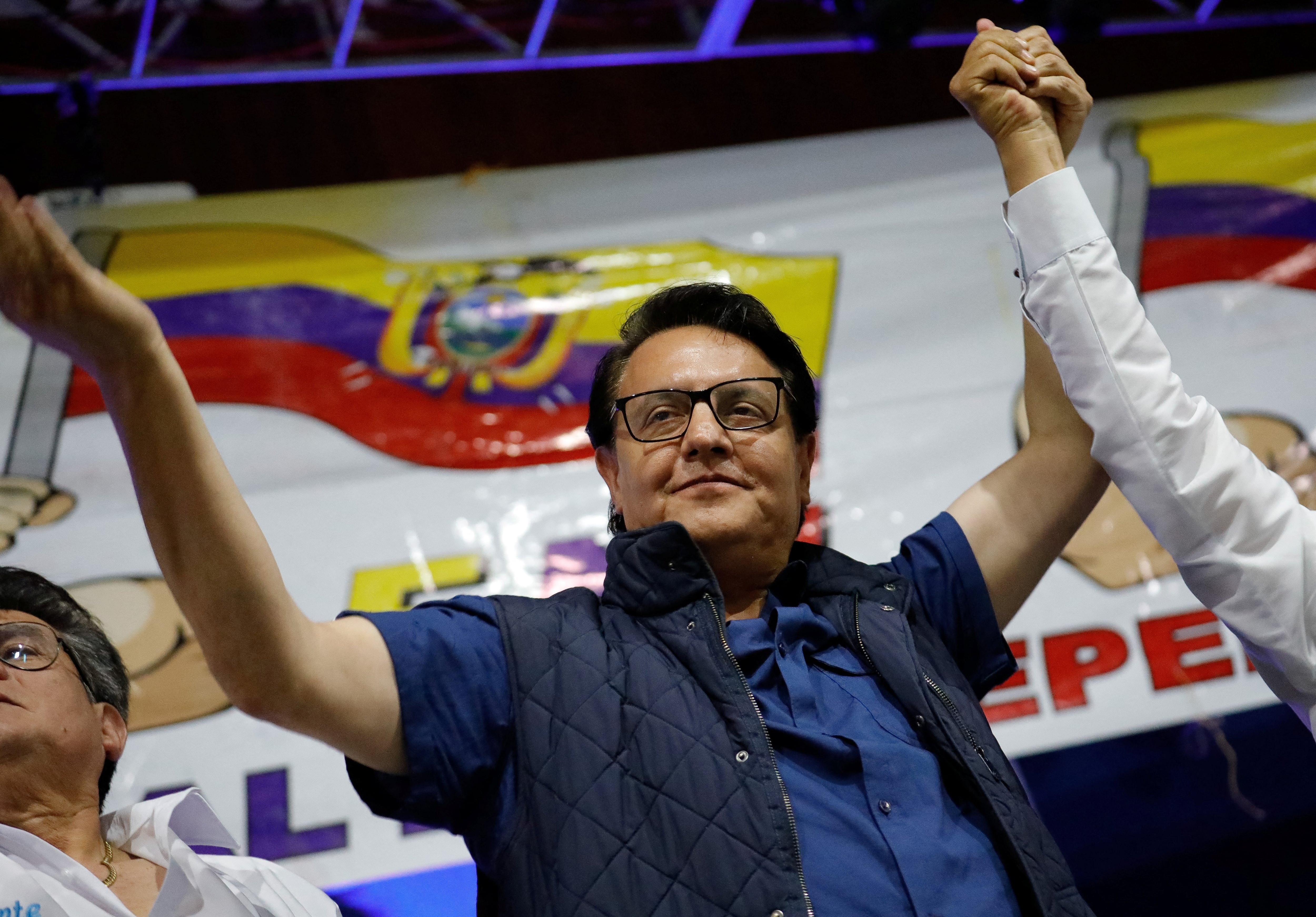 El entonces candidato presidencial ecuatoriano Fernando Villavicencio ondea una bandera ecuatoriana mientras asiste a un mitin en Quito, Ecuador, el 9 de agosto de 2023 (REUTERS/Karen Toro)