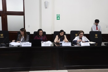 Cuatro mujeres sentadas en una mesa con micrófonos y placas con sus nombres en un salón del Congreso de la República