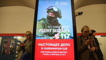 Pasajeros caminan frente a un