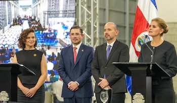 El ministro de Justicia y Paz de Costa Rica, Gabriel Aguilar Vargas (corbata roja) lanzó una contundente advertencia a los líderes criminales durante la inauguración de la megacárcel CACCO: “Se les acabó la fiesta, señores”. Crédito: Presidencia de la República