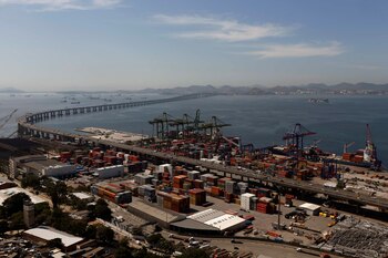 Brasil registró un superávit comercial récord de USD 9.291 millones en mayo. Las exportaciones de ese país al mundo totalizaron USD 26.948,3 millones, que representan un salto del 46,5% en comparación con el mismo mes del año pasado. EFE/Marcelo Sayao/Archivo