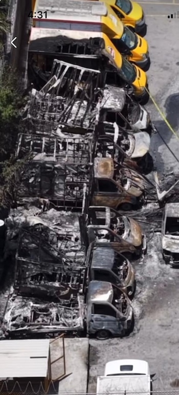 Así quedaron los camiones tras el incendio. (X/@JuanACedillo)