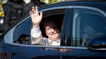 Sánchez regala a León XIV un bonsái de olivo español en su encuentro en la Nunciatura como símbolo de paz