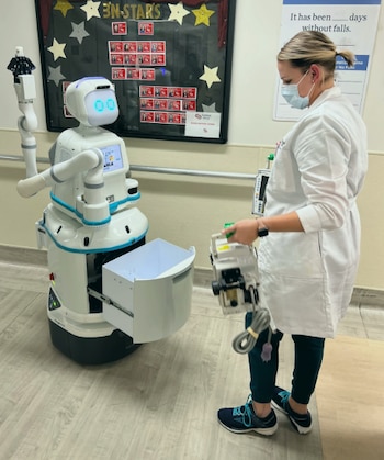 Robot Moxi sirve en hospitales para transportar medicamentos y otras cosas.
