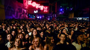 El público acompañó el lanzamiento