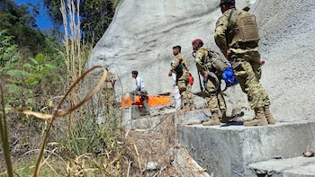 Paracaidista es rescatado tras aterrizaje