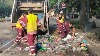Extrabajadora de limpia de CDMX acusa despidos y muertes por uso de color guinda en uniforme, pide reunión con Brugada