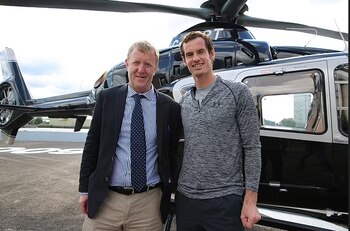 Mike Dickson junto a Andy