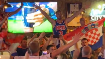 Aficionados desatan la euforia en un bar durante un evento deportivo