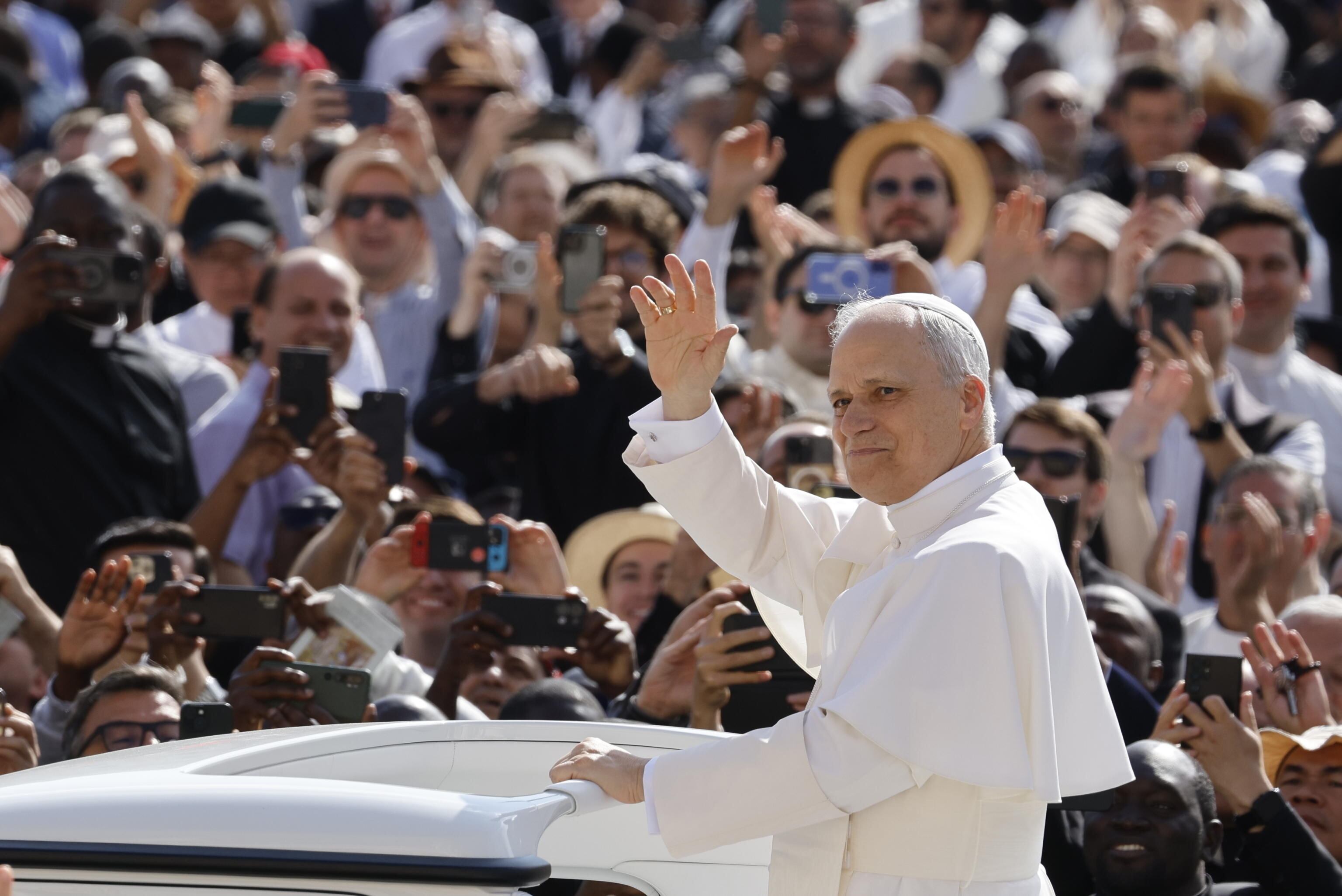 Vatican City (Vatican City State (Holy See)), 18/05/2025.- Pope Leo XIV greets the faithful as he arrives in the popemobile in St. Peter