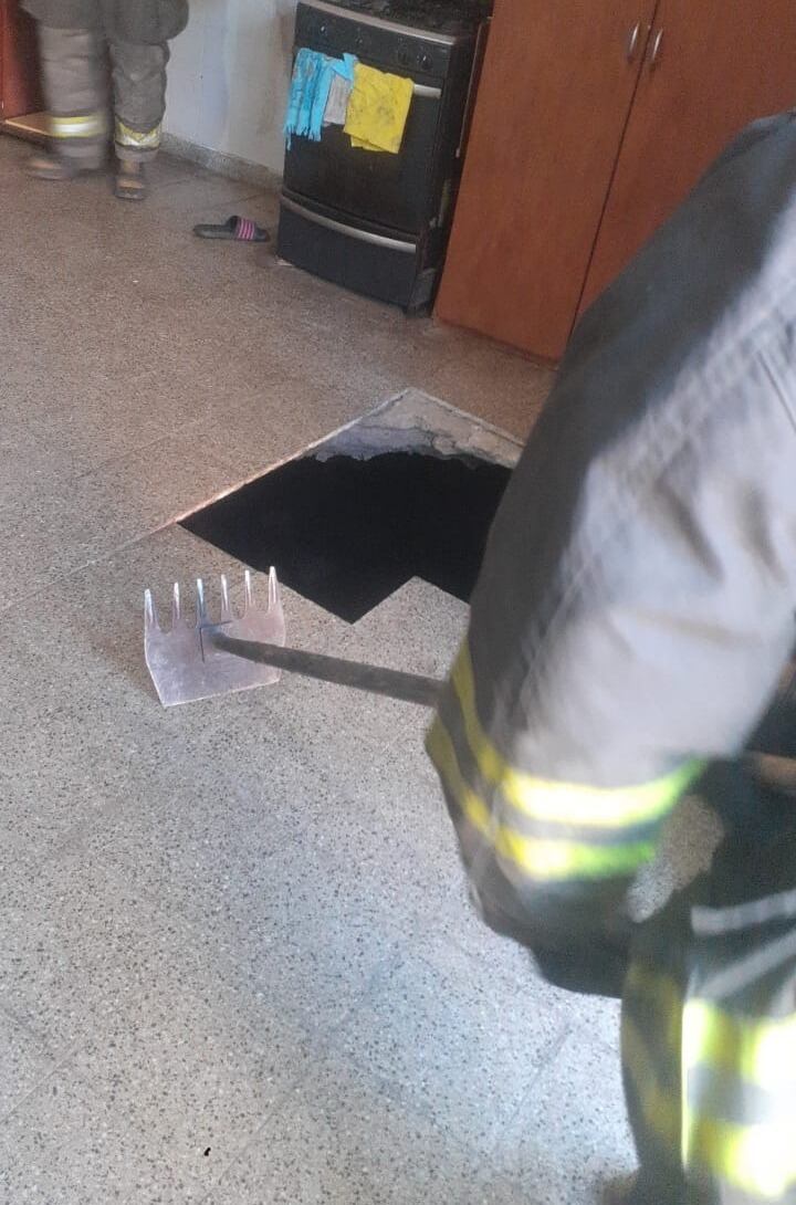 Una imagen del pozo que se formó en la cocina de la casa de la víctima