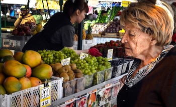 Una mujer inspecciona bayas y