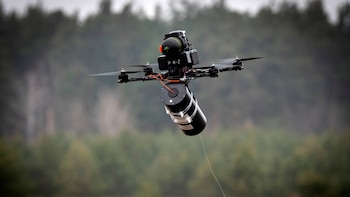 El grupo terrorista Hezbollah incorporó drones con fibra óptica que eluden las defensas y golpean el norte de Israel