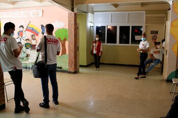 Trabajadores sanitarios en Caracas (REUTERS/Manaure