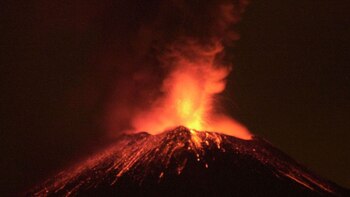 Cámara capta la fuerte erupción