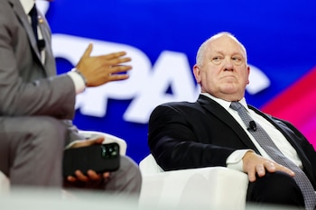 Thomas Homan, exdirector interino del Servicio de Inmigración y Control de Aduanas de Estados Unidos, observa mientras asiste a la reunión anual de la Conferencia de Acción Política Conservadora (CPAC) en National Harbor, Maryland, Estados Unidos, el 22 de febrero de 2024. REUTERS/Amanda Andrade-Rhoades