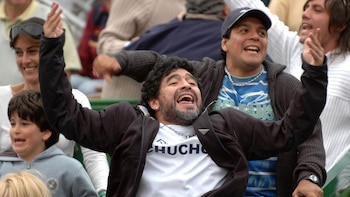 Junto a su hermano Lalo durante un partido de la Copa Davis (Foto NA)
