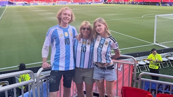 La euforia de los hijos de una leyenda del rock tras ver en vivo el triunfo de Argentina ante Suiza: “¡Increíble!”