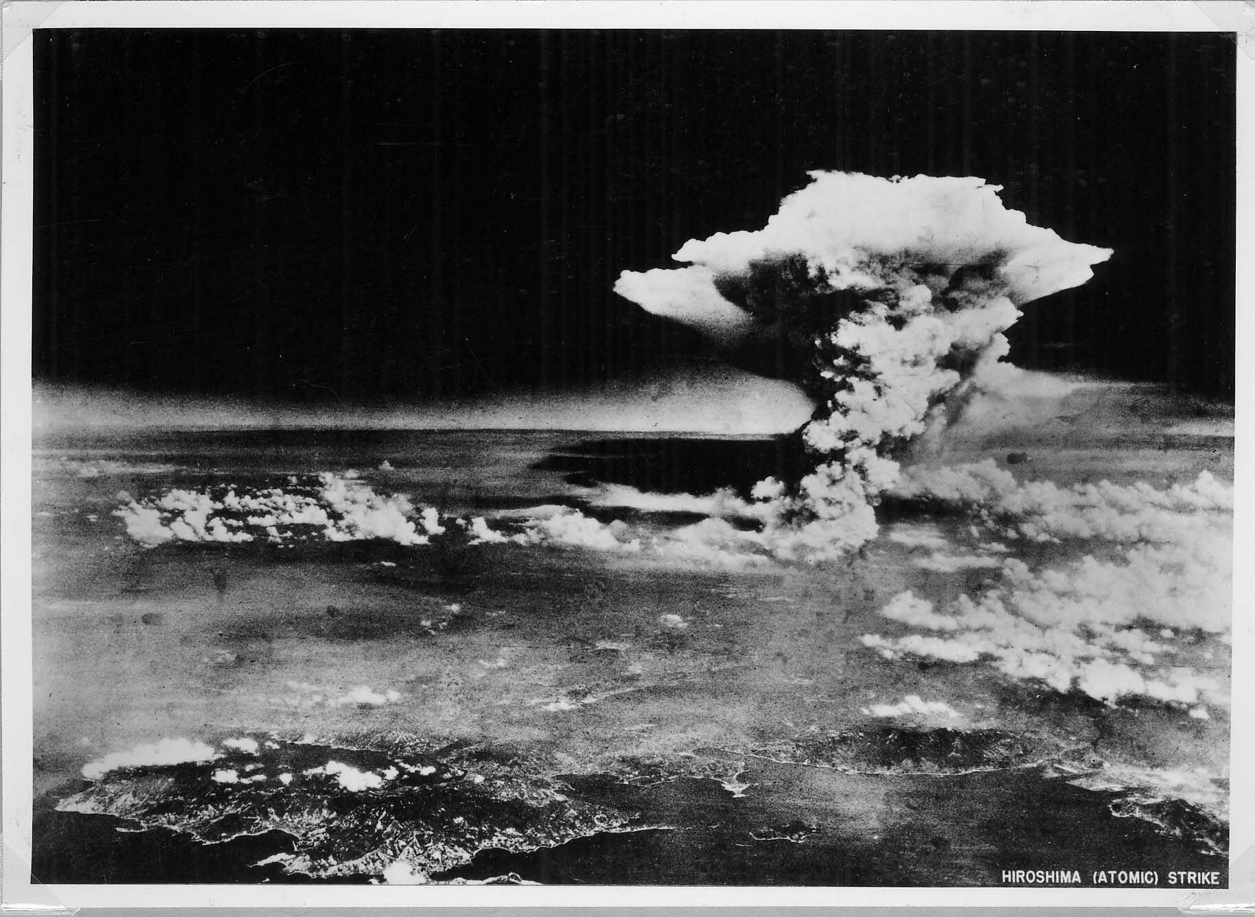 Fotografía de la explosión de la bomba atómica tras caer sobre la ciudad japonesa de Hiroshima (Japón) el 6 de agosto de 1945. (EFE/Peace Memorial Museum)
