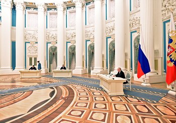Vladimir Putin anunciando el reconocimiento de las autoproclamadas repúblicas de Luhansk Y Donetsk. Detrás se ubican los "presidentes" de esos territorios, Leonid Pasechnik y Denis Pushilin (REUTERS)