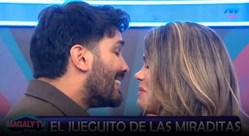 Israel Dreyfus sorprende a Luciana Roy durante juego de miraditas y Magaly Medina lanza comentario. Captura: Magaly TV La Firme.