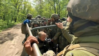 Un camión Kamaz avanza a toda velocidad alejándose del frente cargado con soldados ucranianos con el semblante sombrío. Son los miembros de las 81º brigada que recibieron la orden de retirarse del frente del este del país para recuperar fuerzas ante el avance de los rusos.