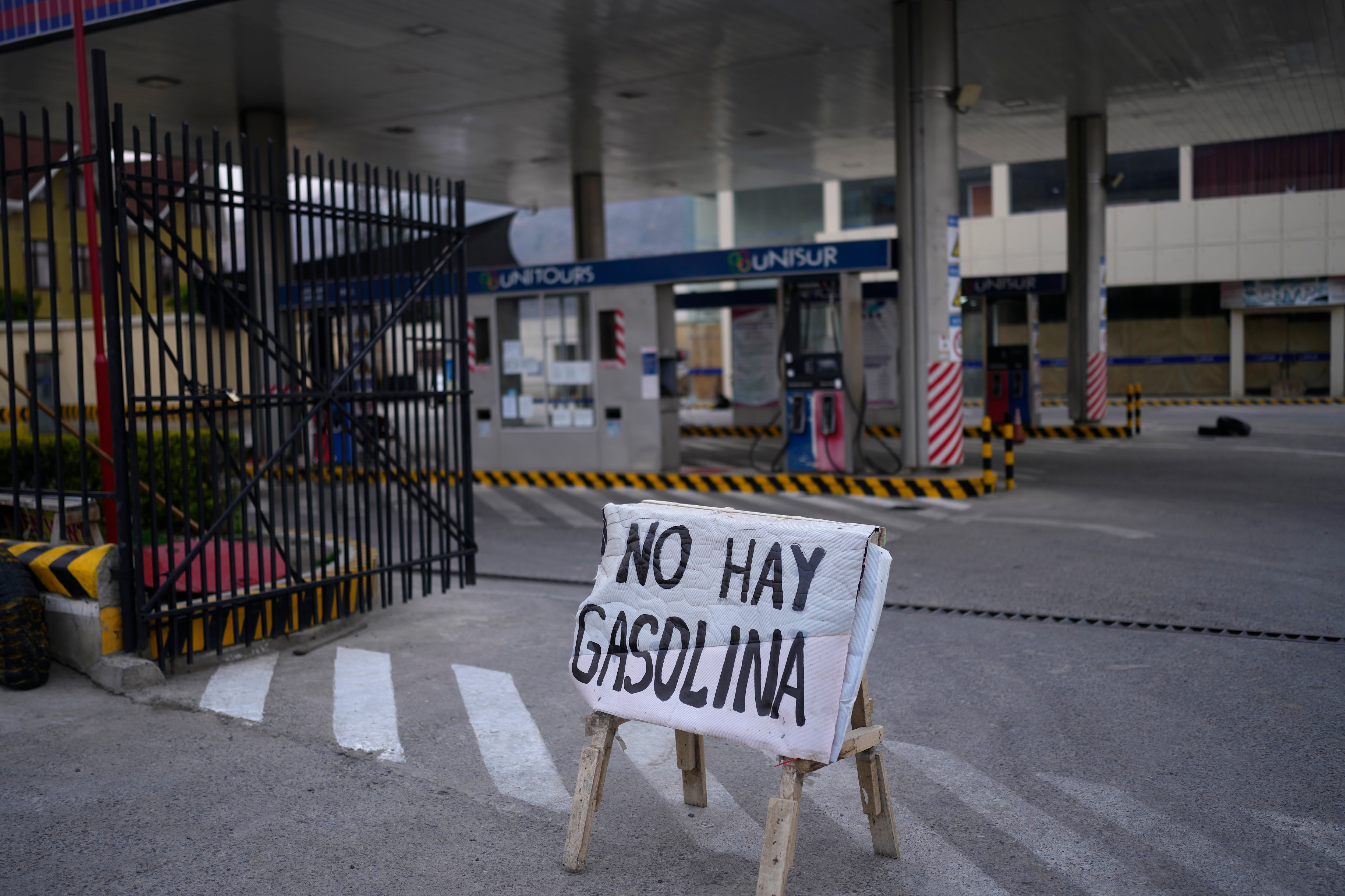 Un cartel alerta a los clientes de que no hay gasolina en una estación de servicio en La Paz, Bolivia, el 21 de octubre de 2024. (AP Foto/Juan Karita, Archivo)