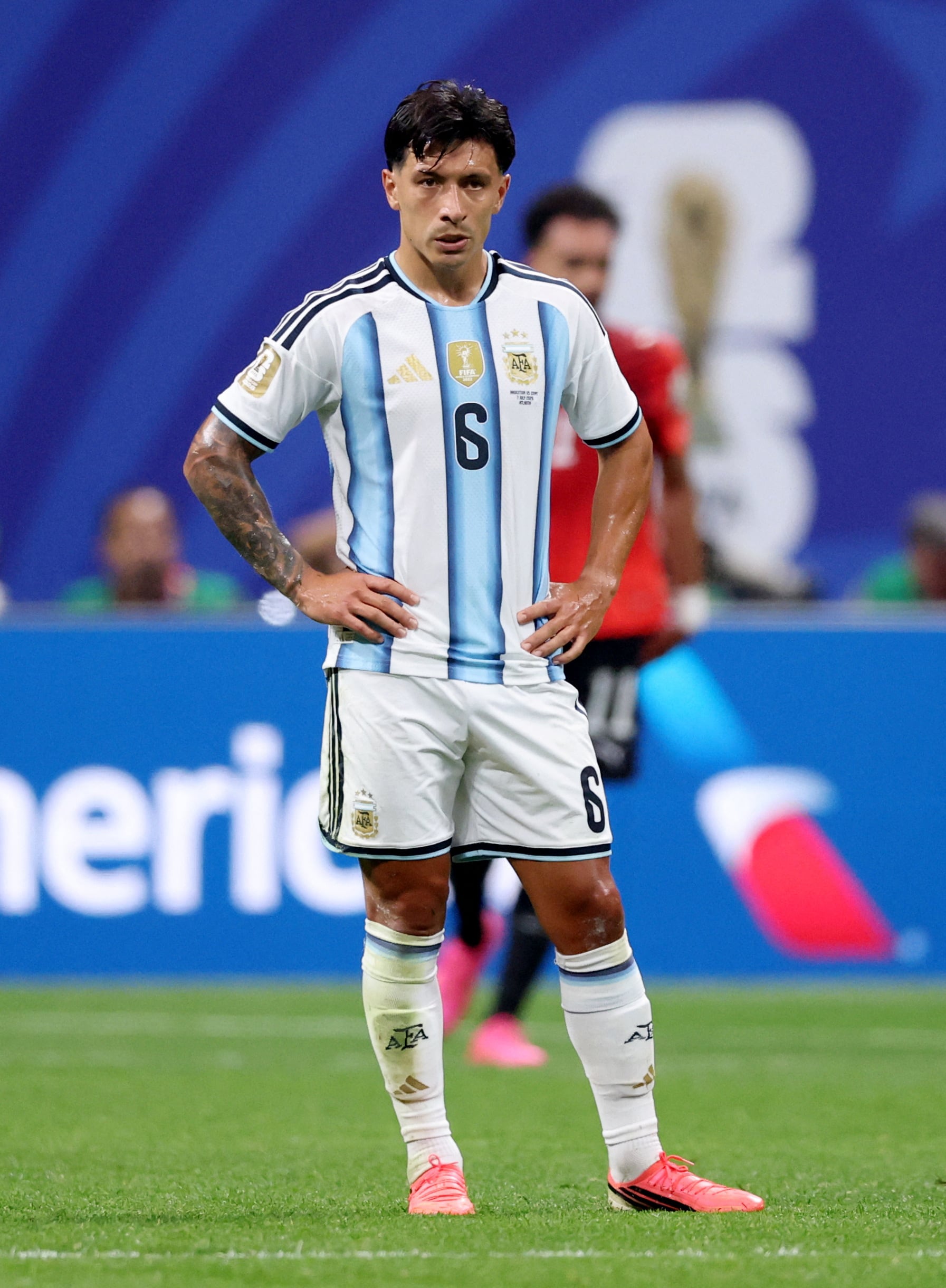 A Lisandro Martínez le cometieron la infracción que motivó la anulación del gol de Egipto (Crédito: Reuters/Brett Davis)