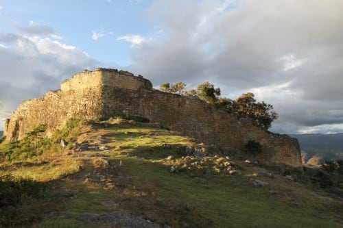 Dentro de sus murallas, Kuélap alberga 505 viviendas, la mayoría de ellas de planta circular. - Crédito: Andina
