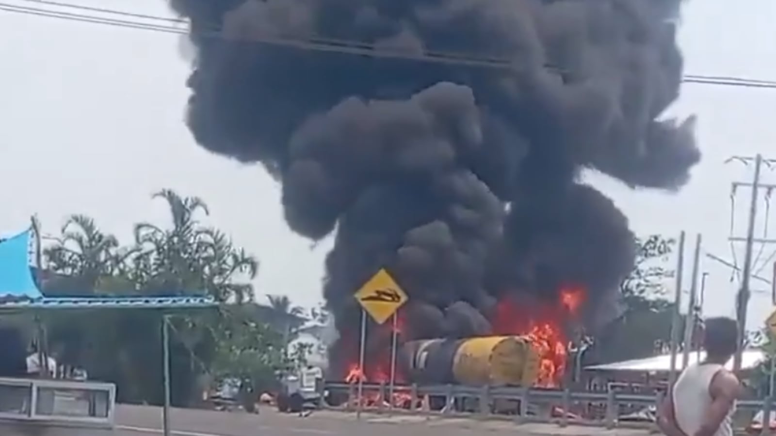 Debido a que el conductor se quedó sin frenos habría ocurrido el accidente. (redes sociales)