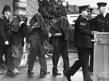 Tres de los sospechosos detenidos por su vinculación con el Gran Robo del Tren al momento de salir del juzgado (AP)